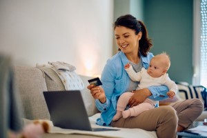 Расчет пособий по уходу за ребенком до 1,5 лет в 2026 году: как узнать сумму